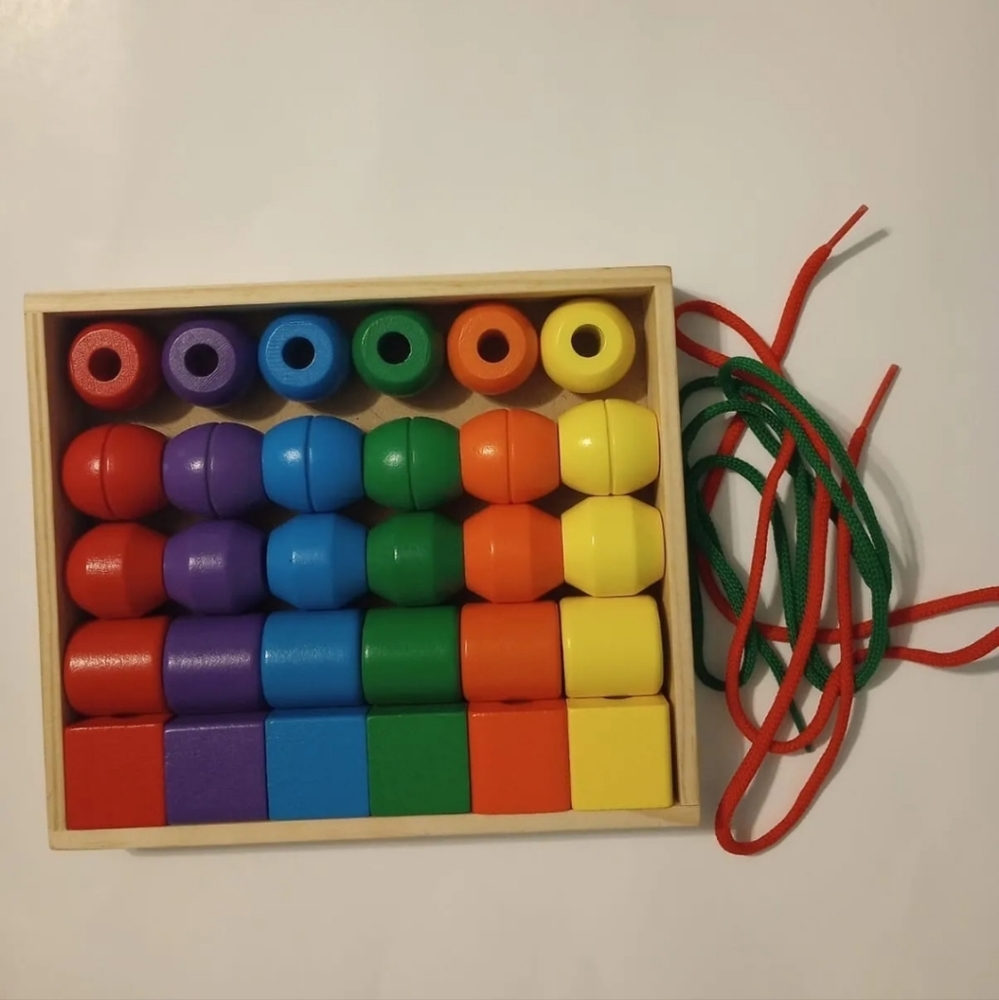 Melissa & Doug 30 Primary Wood Lacing Beads 2 Original Laces Preschool toy.